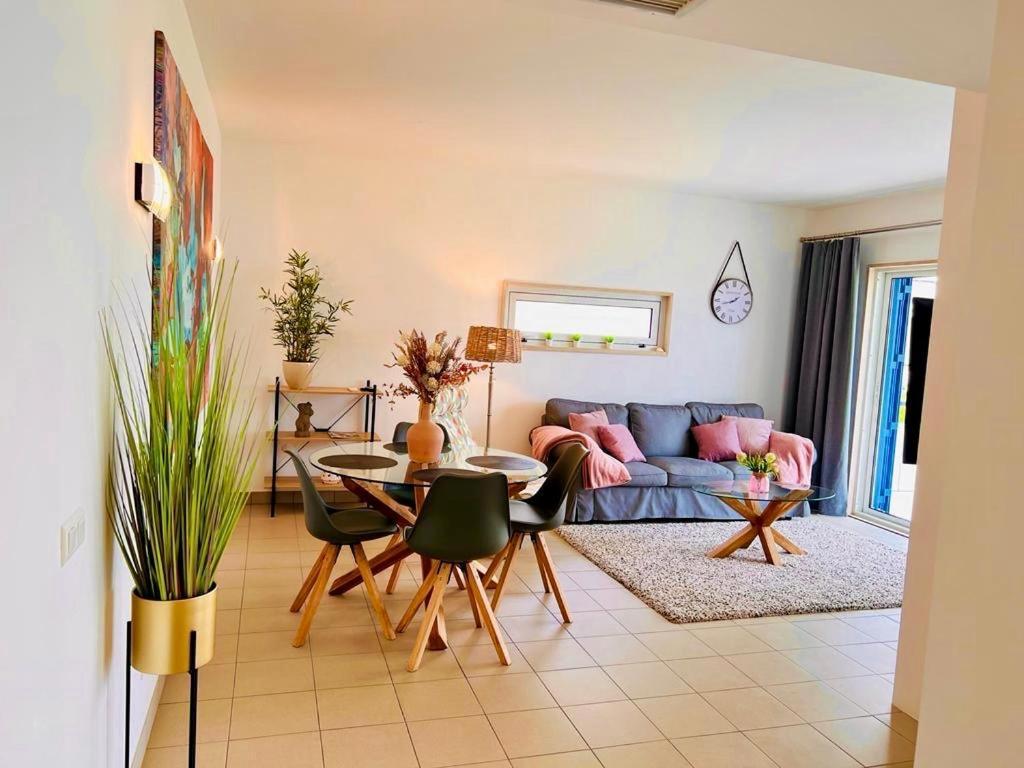 לאגוּ‏ש Angies Marina Apartment, Includes 2 Free Passes For The Marina Pool מראה חיצוני תמונה